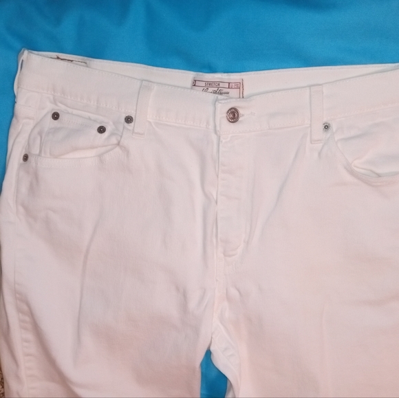 White Levi Strauss Ladies Signature Jeans - Picture 3 of 7